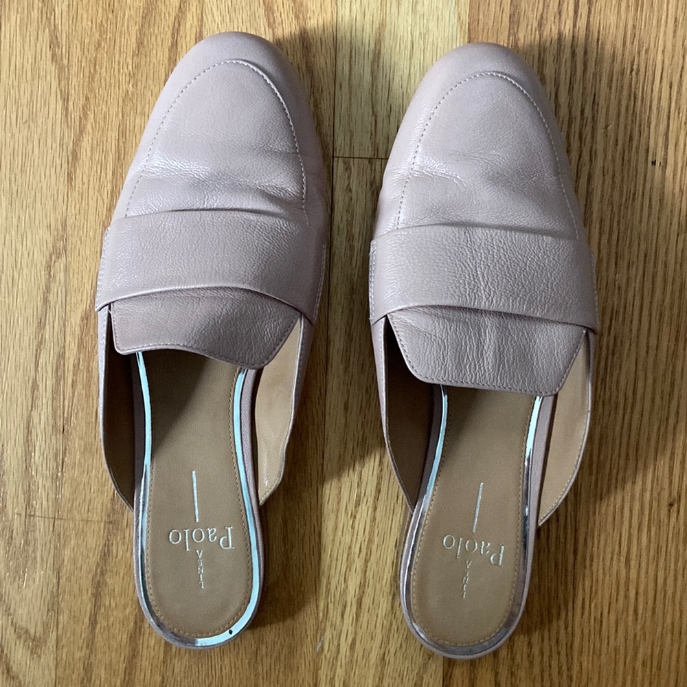 Women’s light pink flats